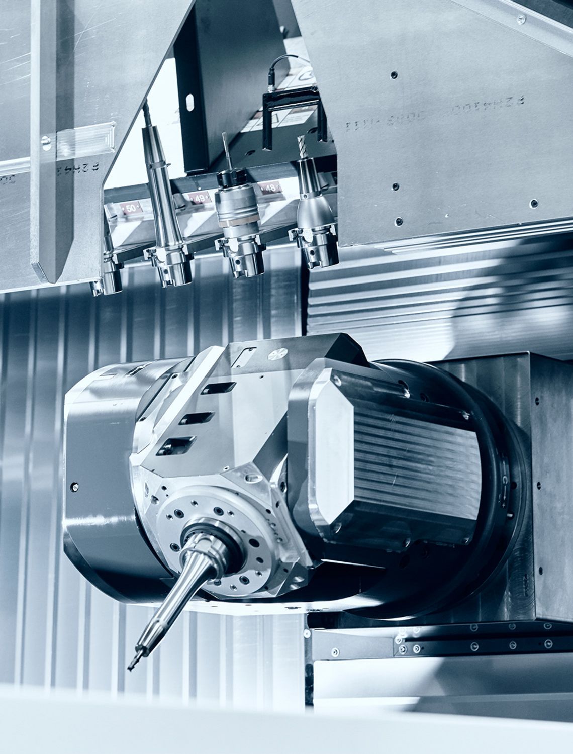 Eine Spindeleinheit mit Werkzeugmagazin für die Giga Casting Bearbeitung. Eine Spindeleinheit mit Werkzeugmagazin für die Giga Casting Bearbeitung.)