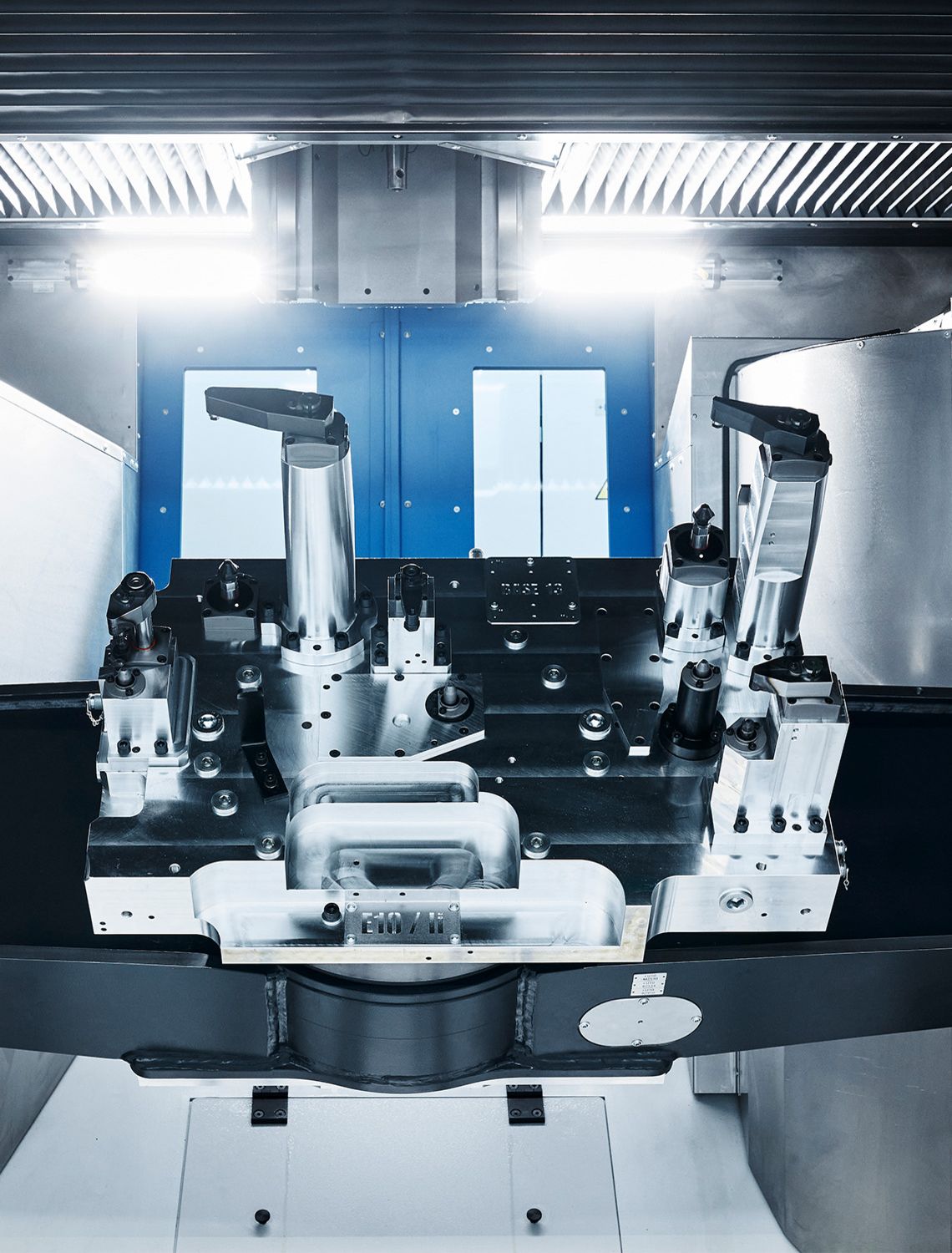 Innenansicht der WV 8000 mit schwenkbarem Bearbeitungstisch. Somit ist eine 5-Achs-Bearbeitung möglich. Innenansicht der WV 8000 mit schwenkbarem Bearbeitungstisch. Somit ist eine 5-Achs-Bearbeitung möglich.