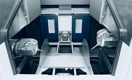 Doppelte Spindelbearbeitung für ein Mega Casting Werkstück. Doppelte Spindelbearbeitung für ein Mega Casting Werkstück.